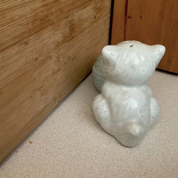 Cat & Yarn | Salt & Pepper | Adorable Kitsch Kitty Set of Kitchenware - Picture 7 of 11